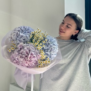 Букет с Гортензией и Ромашкой