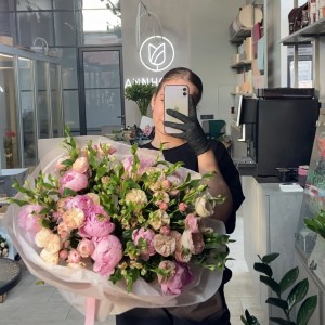        Букет из пионов, пионовидной розы и альстромерии
