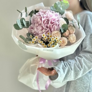  Букет составной с гортензией 