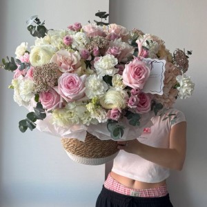                                                                 Композиция в корзинке с гортензией и пионовидной розой