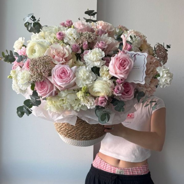                                                                                                                                                                                         Композиция в корзинке с гортензией и пионовидной розой