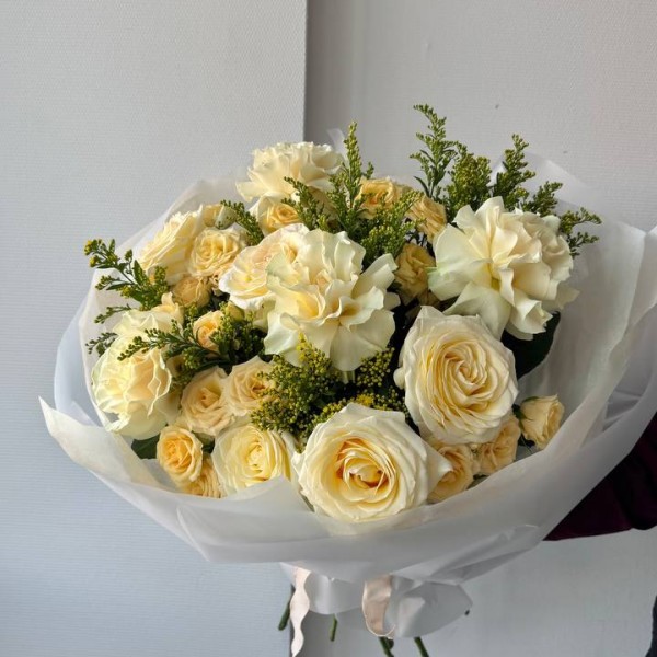                                                                                                                                                                    Букет с французской и кустовой кремовой розой