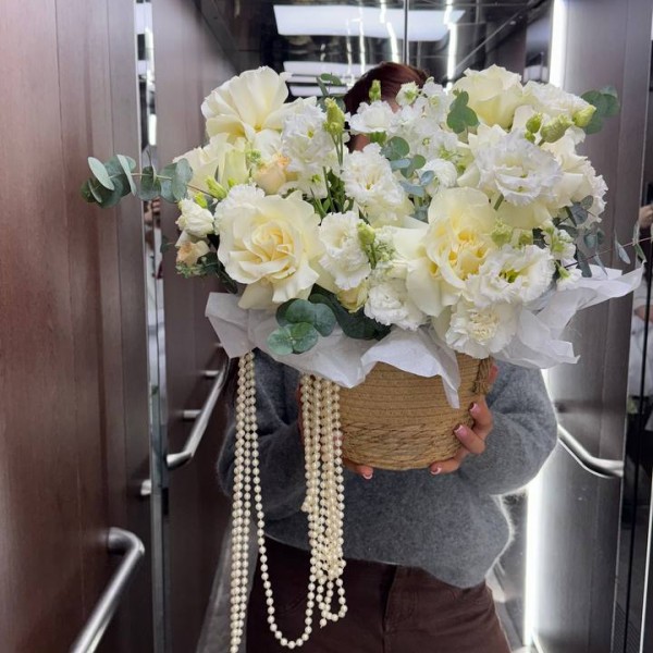                                                                                                                                                                                                 Цветочная композиция с бусинами в корзине из рогоза