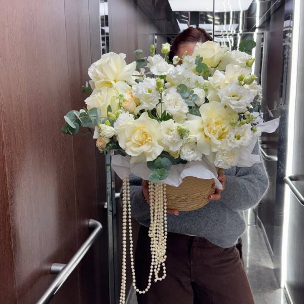                                                                                                                                                                                                 Цветочная композиция с бусинами в корзине из рогоза