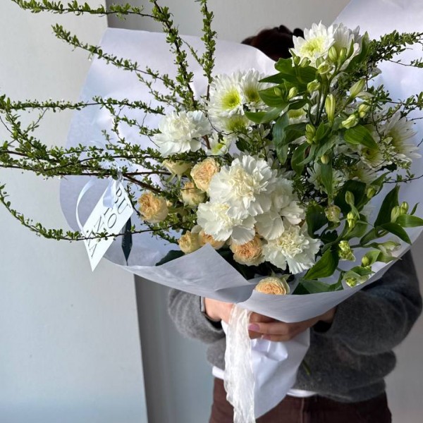                                                                                                                                                                                                      Букет с ветками в белом крафте