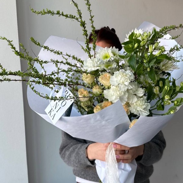                                                                                                                                                                                                      Букет с ветками в белом крафте