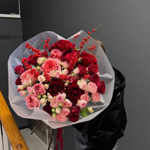                                                                                                                                                                                          Красный букет с илексом и пионовидной розой