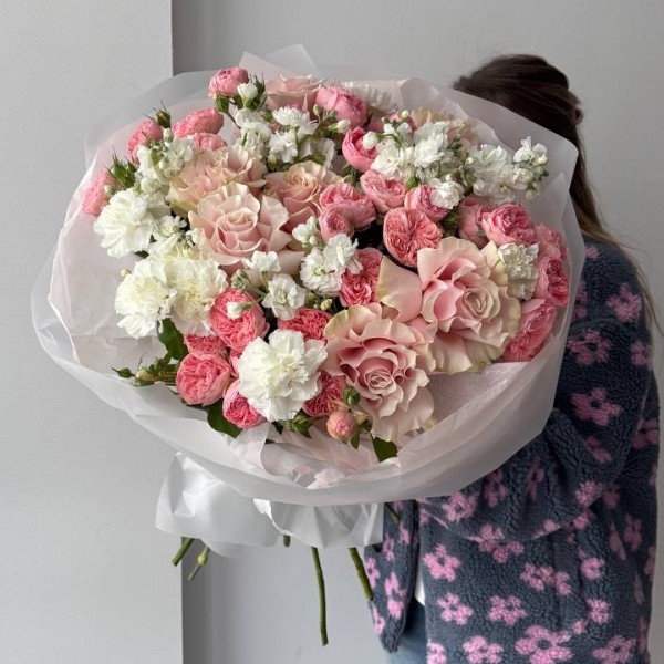                                                                                                                                                                                                     Букет с французской розой и ароматной маттиолой