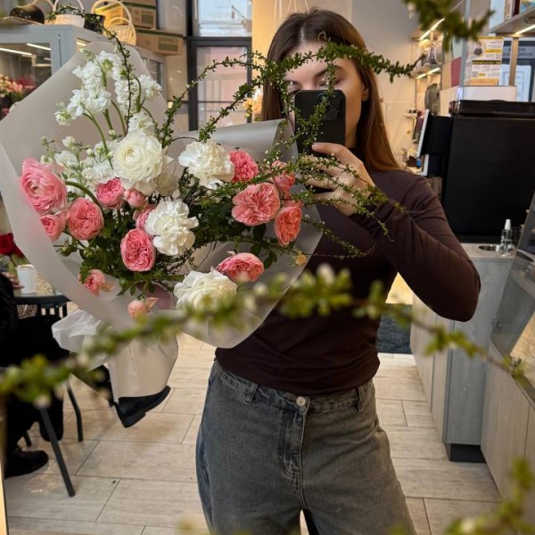                                                                                                                                                                             Букет с ветками спиреи и ранункулюсами 