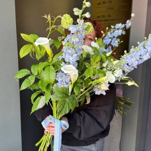                                                                                                                                                                                      Букет для домашней вазы с каллой и дельфиниумом
