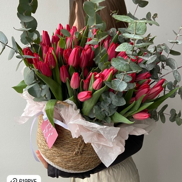            Тюльпаны в корзинке (красные с эвкалиптом)