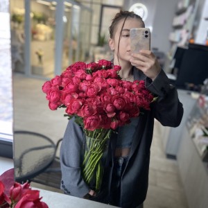    Ветвистая Роза «Джульетта» малиновая купить поштучно 