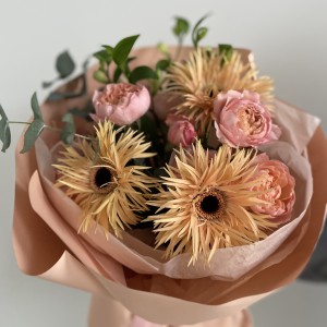 Букет из гербер и роз Джульетта