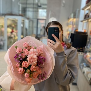 Букет Кустовая роза/Хамелациум 