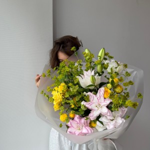                              Букет с махровой лилией и фермерской зеленью