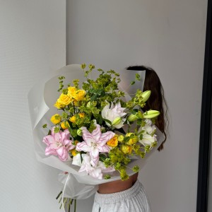                              Букет с махровой лилией и фермерской зеленью