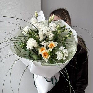 Букет весенний с нарциссами и белыми тюльпанами