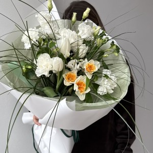 Букет весенний с нарциссами и белыми тюльпанами