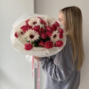 Букет  Гербера игольчатая и Пионовидная кустовая роза 