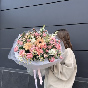 Букет  из кустовых роз и ромашек