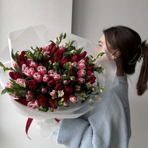  ВАУ-букет на 8 марта с тюльпанами