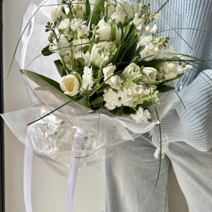                                                                                              Букет на 8 марта с белыми тюльпанами