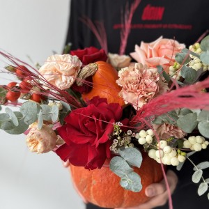  Цветочная тыква с красной розой 