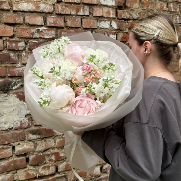 Нежный букет с пионами для девушки                                                                                                                                            Нежный букет с пионами для девушки