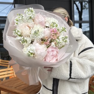        Нежный букет с пионами для девушки                               