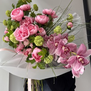                 Вау-букет с пионами с "Сальмон" и веткой цимбидиума