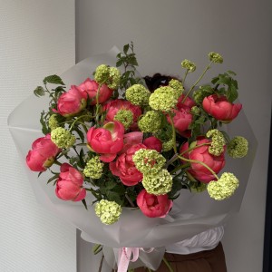 Букет пионов "Корал Сансет" с зеленушкой 