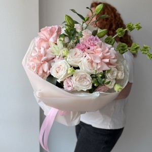 Букет составной с лилией и пионовидной розой