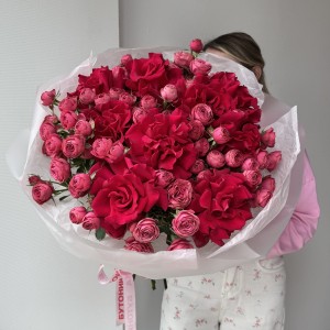                                                                                                                                                                                         Большой малиновый букет с французскими розами