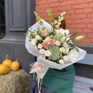 Букет с Лилией и Молюцеллой