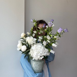                                                                                 Интерьерный букет в вазе с гортензией и пионами