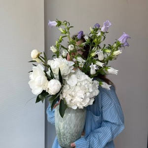                                                                                 Интерьерный букет в вазе с гортензией и пионами