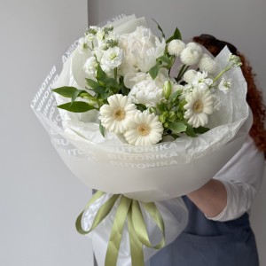  Букет для подруги с пионами и георгинами 