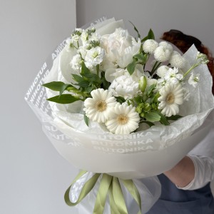  Букет для подруги с пионами и георгинами 