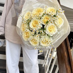                                               Букет с пионовидной розой и ромашками 