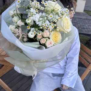                Летний букет с ромашками для нее        