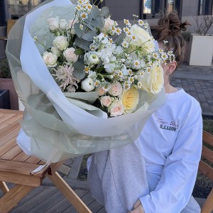                 Летний букет с ромашками для нее        