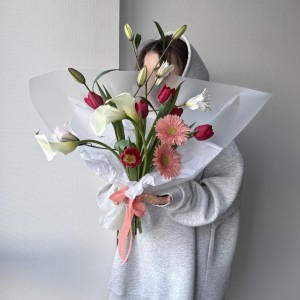 Букет интерьерный с ветками и тюльпанами 