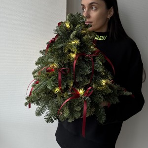 Елочка из нобилиса (голубая ель) с красными бантиками и фонариками