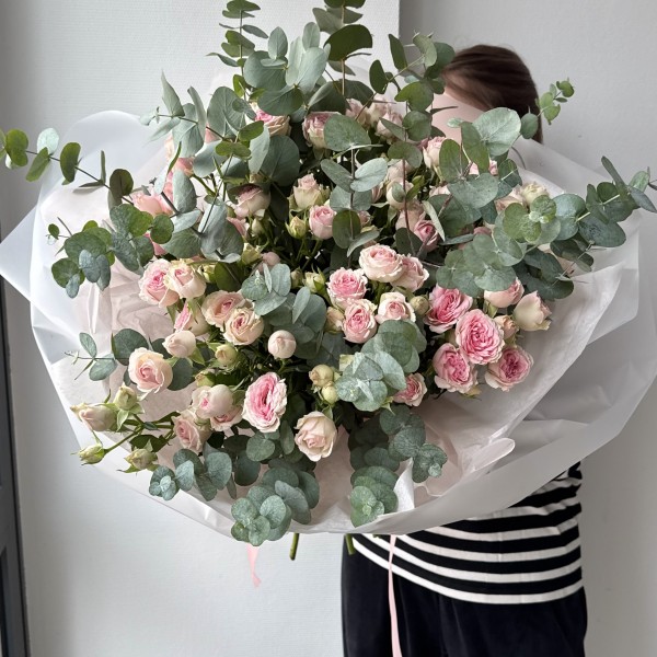                                                                                                                                                                                                      Букет с кустовой розой и эвкалипт