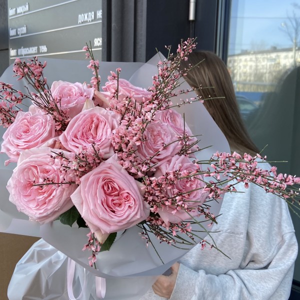                                                                               Пионовидная Роза «Пинк Охара» с генистой