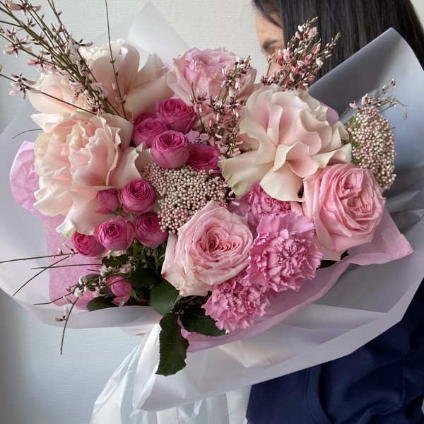                                                                                     Составной букет с розами и  генистой