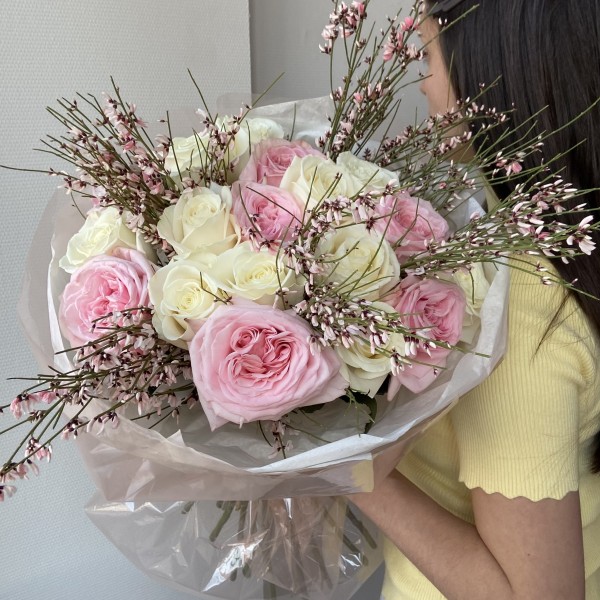                                                                                  Букет из роз с генистой                   