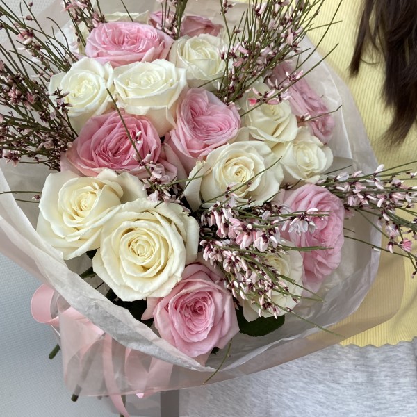                                                                                  Букет из роз с генистой                   