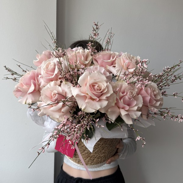                                                                                 Французская Роза в соломенной корзине 