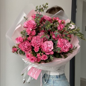                                                                                          Букет из пионовидных роз с эвкалиптом